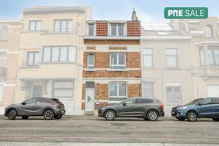 De eigendom wordt aangeboden via de Pre-sale formule. Op 27/06/2026 tussen 12:00 en 14:00 kan u de woning op afspraak komen bezichtigen en een bod uitbrengen. De vermelde prijs is een instelprijs. Voor meer info, gelieve contact op te nemen met de dossierverantwoordelijke.De bijzonder lichtrijke woon- en eetkamer vormen het kloppende hart van het huis. Grote raampartijen en een dakkoepel zorgen de hele dag door voor een aangename natuurlijke lichtinval doorheen de woning, dit alles met zicht op het terras en de tuin. Vanuit de ruime en geïnstalleerde keuken is er toegang tot het ruime terras en de afgesloten tuin. Ook beschikt de woning over 1 grote kelder en twee kleine kelders, alsook een zolder!De woning beschikt over 1 badkamer en maar liefst 4 slaapkamers waarvan op de eerste verdieping de master bedroom een aansluitende dressing heeft. De ruime kamers bieden tal van mogelijkheden: of u nu een groot gezin heeft, behoefte heeft aan een rustig thuiskantoor, of een aparte hobbyruimte zoekt; dit huis groeit moeiteloos met uw wensen mee! De ligging is werkelijk een van de grootste troeven van dit pand. U geniet van de rust, maar woont tegelijkertijd op comfortabele wandelafstand van het levendige centrum van Strombeek met alle voorzieningen dichtbij: Winkels, supermarkten, scholen,.. en uitstekende verbindingen met het openbaar vervoer alsook een vlotte bereikbaarheid van de belangrijkste invalswegen en de ring.Interesse? Neem vandaag nog contact met ons op voor meer informatie of om een bezichtiging in te plannen. Kom de charme en de degelijkheid van deze woning zelf ontdekken: olivia.laporte@hotmail.comDe eigendom wordt aangeboden via de Pre-sale formule. Op 27/06/2026 tussen 12:00 en 14:00 kan u de woning op afspraak komen bezichtigen en een bod uitbrengen. De vermelde prijs is een instelprijs. Voor meer info, gelieve contact op te nemen met de dossierverantwoordelijke.Bestuursmaatregelen in het maatregelenregister: nee