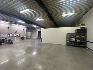 Bent u op zoek naar een perfect onderhouden en strategisch gelegen bedrijfsruimte voor opslag, productie of andere bedrijfsactiviteiten?...