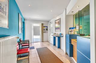 <p>Bent u op zoek naar een eigendom waar wonen en werken perfect samengaan? Deze <strong>ruime woning met geïntegreerde handelsruimte </strong>bevindt zich aan de rand van Aalst en geniet van een bijzonder gunstige ligging, met een vlotte verbinding naar de E40 en de voornaamste invalswegen. Het pand dateert van <strong>1996 </strong>en is gelegen op een perceel van <strong>2a 13ca</strong>. Op het <strong>gelijkvloers </strong>betreedt u eerst de <strong>commerciële ruimte</strong>, ingericht met een onthaalzone en balie voor klanten. <strong>Aansluitend vindt u een ruime bureelruimte en een afzonderlijk kantoor</strong>, ideaal voor het uitoefenen van een zelfstandige activiteit. Daarnaast is er een eetplaats die uitgeeft op het terras en de tuin, evenals een apart gastentoilet. <strong>Extra interessant is de tweede handelsruimte</strong>, met een aparte ingang langs de straatzijde, wat bijkomende mogelijkheden creëert voor uitbreiding of een tweede activiteit. De <strong>bovenverdieping </strong>is ingericht als <strong>woonruimte </strong>en omvat een grote leefruimte, twee volledig uitgeruste keukens – waarvan één met toegang tot een tweede terras – een grote berging, twee badkamers en <strong>vijf slaapkamers</strong>. Ook is er een <strong>aparte studio</strong> voorzien op de<strong> tweede verdieping</strong> met een aparte keuken en een slaap-/woongedeelte. Dankzij deze indeling is het pand uitermate geschikt voor grotere gezinnen. Er zijn aparte ingangen voorzien in het gebouw. Het gebouw is volledig voorzien van centrale verwarming op aardgas. (Maatregelen in het maatregelenregister: neen)</p>