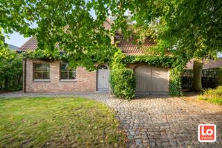 VERKOCHT! Deze landelijke woning bevat op het gelijkvloers een inkomhal met gastentoilet, een ruime lichtrijke leefruimte met open...