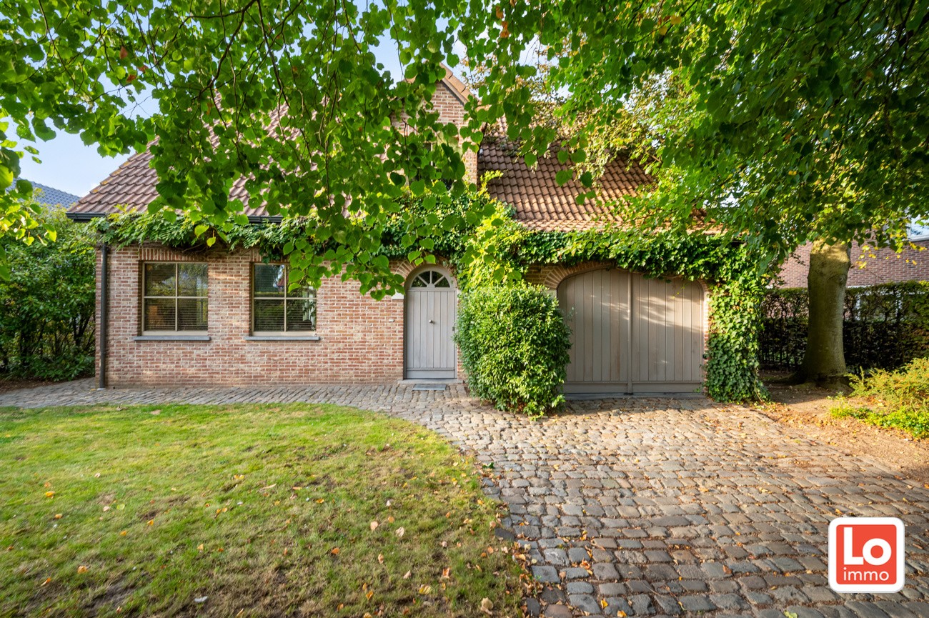 VERKOCHT! Charmante alleenstaande woning met inpandige garage en grote tuin op een rustige, groene locatie nabij het centrum van Beervelde! - foto 1