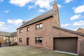 Te renoveren gezinswoning met garage en bijgebouw op 4a85ca gelegen op een uiterst rustige locatie te Voeren. Dagelijkse voorzieningen...