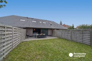 Op een gunstige ligging te Zandvoorde bevindt zich deze verzorgde en instapklare gezinswoning, gebouwd in 2013 en gelegen op een perceel van 213 m². De woning combineert hedendaags wooncomfort met een praktische indeling en een aangename tuin.<br /><br />Via de inkomhal met gastentoilet bereikt u de ruime leefruimte met open keuken. Deze is volledig uitgerust en voorzien van een kookeiland. Dankzij het grote schuifraam geniet u van een mooie lichtinval en rechtstreekse toegang tot het terras en de onderhoudsvriendelijke tuin. Verder beschikt het gelijkvloers over een inpandige garage met sectionale poort en aansluiting voor wasmachine.<br /><br />Op de eerste verdieping bevinden zich drie volwaardige slaapkamers, een ruime badkamer met ligbad, inloopdouche en toilet, en een praktische berging. De zolder biedt bijkomende opbergruimte.<br /><br />De woning is voorzien van centrale verwarming op aardgas, hoogrendementsbeglazing, dakisolatie en conforme elektriciteit.<br /><br />Een ideale gezinswoning voor wie op zoek is naar ruimte, comfort en een gunstige ligging!