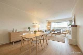 <p><span>Het appartement is gelegen op de bruisende Bredabaan en heeft een geniale bereikbaarheid. </span></p><p><span>Openbaar vervoer (tram en bus) voor de deur, op- en afrit van de autosnelweg op kleine afstand. Op wandelafstand van supermarkten, winkels en scholen.</span></p><p><span> </span></p><p><span>* Lichtrijke leefruimte</span></p><p><span>* Vlotte bereikbaarheid</span></p><p><span>* EPC B-label</span></p><p><span>* Kelderberging</span></p><p><span> </span></p><p><span>Dit appartement bevindt zich op de 6e verdieping en is te bereiken met de lift. </span></p><p><span>Je wordt verwelkomd in de inkomhal die toegang geeft tot de leefruimte en keuken. De living heeft een L-vorm en laat toe een grote eettafel en salon te plaatsen. De keuken met ontbijthoek werd voorzien van de nodige toestellen. </span></p><p><span> </span></p><p><span>In de hal vind je de badkamer met bad, dubbele wastafel en plaats voor wasmachine en de dressing met ingemaakte kasten. Net ernaast bevindt zich het apart toilet. </span></p><p><span>De 2 slaapkamers met toegang tot het terras aan de achterzijde van het gebouw. </span></p><p><span> </span></p><p><span>Gemeenschappelijke kosten: </span></p><p><span>eigen verbruik: 58 EUR/maand</span></p><p><span>Algemene kosten: 190 EUR/maand</span></p><p><span> </span></p><p><span>Interesse in dit leuke appartement? Contacteer ons op 03/646.66.55 of info@sinjoor.be</span></p>