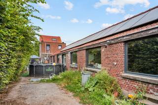 Te koop: ruime gezinswoning met atelier van 125 m² in Leers-NordLangs het Espierres-kanaal in Leers-Nord bevindt zich deze ruime gezinswoning met een bewoonbare oppervlakte van ca. 219 m². Dankzij de rustige ligging aan het water, de royale leefruimtes en het indrukwekkende atelier is dit een eigendom met tal van mogelijkheden.Wat maakt dit pand uniek?De woning verwelkomt u in een ruime leefruimte, waar woonkamer, eetplaats en keuken naadloos in elkaar overvloeien. Op de eerste verdieping bevinden zich drie volwaardige slaapkamers en een badkamer. De tweede verdieping beschikt over een mezzanine van ca. 24 m², ideaal als bureau, hobbyruimte, speelkamer of extra slaapkamer.De absolute troef van deze eigendom is het atelier van ca. 125 m². Met een lengte van ongeveer 25 meter biedt deze ruimte tal van mogelijkheden voor zelfstandigen, ambachtslieden, opslag of een professionele activiteit aan huis.Voor wie is dit ideaal?Ideaal voor gezinnen, zelfstandigen, ondernemers of wie op zoek is naar een woning met veel leefruimte én een grote werk- of opslagplaats op een rustige, groene locatie. Te koop via Immo Beguin, jouw vastgoedexpert sinds 2009, met kantoren in Ronse, Waregem, Kortrijk, Deinze, Doornik en Lessines.Meer info of bezoek aanvragen via: sebastien@immobeguin.be