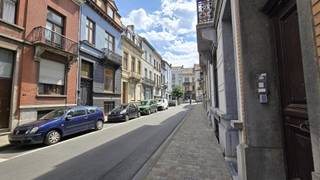 <p><span>Prachtig neoclassicistisch appartement met stadstuin te huur in Elsene</span></p><p><span> </span></p><p><span>U komt binnen via een inkomhal die toegang geeft tot de ruime leef- en eetkamer. Dankzij de hoge plafonds, houten vloeren en authentieke schouwen behoudt de woning haar charmante uitstraling.</span></p><p><span> </span></p><p><span>De volledig uitgeruste keuken beschikt over voldoende kastruimte en moderne toestellen, waaronder een oven en vaatwasser. Vanuit de keuken heeft u rechtstreeks toegang tot het terras en de privatieve stadstuin.</span></p><p><span> </span></p><p><span>Het appartement beschikt over een slaapkamer en twee badkamers. De eerste badkamer is uitgerust met een ligbad met douchefunctie en dubbele lavabo. De tweede badkamer beschikt over een inloopdouche.</span></p><p><span> </span></p><p><span>Deze woning biedt een aangename combinatie van ruimte, comfort en een rustige buitenomgeving, terwijl u zich op een centrale ligging in Elsene bevindt, vlak bij winkels, restaurants, openbaar vervoer en andere voorzieningen.</span></p><p><span> </span></p><p><span>Perfect geschikt voor alleenstaanden en koppels. </span></p><p><span> </span></p><p><span>Mis deze kans niet! </span><span>Gelieve het inlichtingenfiche, dat u terugvindt onder het tabblad </span><span>Documenten</span><span>, volledig in te vullen en vervolgens door te sturen naar <span>guillaume@ap-p.be</span></span></p><p><span> </span></p><p><span> </span></p><p><span>Bekijk ons aanbod op www.ap-p.be</span></p>