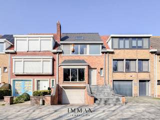 De woning bevindt zich in een rustige en gegeerde woonstraat in het groene Assebroek.Deze ligging combineert het beste van twee werelden: een vlotte...