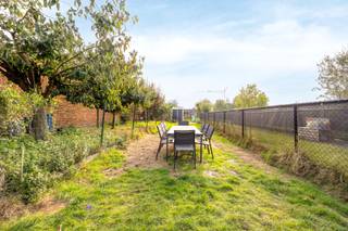 Op een rustige locatie (zone 30 km/u) net buiten het centrum van Kontich, vinden we u deze volledig instapklare woning. Dankzij de praktische en centrale ligging bevindt u zich op wandel- en fietsafstand van het centrum, scholen, winkels en openbaar vervoer. Bovendien geniet u van een uitstekende verbinding naar Antwerpen en Brussel via de E19 en A12.<br /><br />De woning beschikt over vier volwaardige slaapkamers, ideaal voor gezinnen of voor wie extra ruimte zoekt voor een bureau of hobbykamer. Belangrijk detail: er is geen renovatieplicht, waardoor u zorgeloos kunt intrekken.<br /><br />INDELING<br />Gelijkvloers: inkomhal, lichtrijke woonkamer, keuken, badkamer en terras<br />Eerste verdieping: nachthal en twee slaapkamers<br />Tweede verdieping: nachthal en twee slaapkamers<br /><br />TROEVEN<br />✔ Asbestveilig<br />✔ Volledig instapklaar<br />✔ Geen renovatieplicht<br />✔ Terras met privacy<br />✔ Voorzien van rolluiken<br /><br />Deze woning is te koop voor €395.000.<br />Benieuwd? Plan snel een bezoek via 0492 83 88 19 of jarno@groepvanhaute.be.