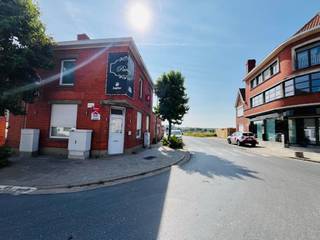 Rekkem: Handelspand met woonst + garage te koopDit veelzijdige handelspand, momenteel ingericht als café, biedt een unieke kans om uw eigen zaak te...