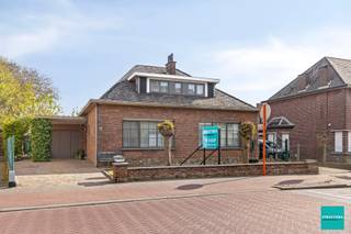 TE KOOP: instapklare woning op een terrein van 5a71ca. Deze woning ligt op een goed bereikbare locatie, op wandelafstand van het station, winkels...