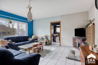 <p>Bent u op zoek naar een woning met ruimte, een rustige ligging en de kans om er helemaal uw eigen thuis van te maken? Dan heeft deze woning precies wat u zoekt.</p>

<p>Achteraan geniet u van een aangename tuin met een mooi uitzicht op het omliggende groen. Daarnaast bevindt de woning zich in een aangename woonomgeving in Leopoldsburg, met een vlotte verbinding naar het centrum, scholen, winkels en openbaar vervoer. Zo combineert u hier de rust van een groene omgeving met het comfort van alle voorzieningen in de nabijheid.</p>

<p><strong>Troeven van deze woning:</strong></p>

<ul><li>Dak vernieuwd + geïsoleerd in 2025</li><li>Badkamer en open keuken ca. 2011 gerenoveerd</li><li>3 slaapkamers</li><li>Veel lichtinval</li><li>Tuin met mooi uitzicht op groen</li><li>Mogelijkheid om naar eigen smaak op te frissen</li><li>Rustige maar gunstig gelegen</li><li>Voorzien van vliegenramen en rolluiken</li><li>Vrijstaande garage en voldoende parkeergelegenheden aan woning</li></ul>

<p>Indeling: zie plannen in bijlagen.</p>

<p>Bent u op zoek naar een woning met ruimte en potentieel op een goede ligging? Dan is dit pand zeker een bezoek waard.</p>