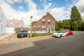 <p>Bent u op zoek naar een woning met veel potentieel en ruimte om uw eigen stempel te drukken? Dan is deze woning in de Baltimorestraat een unieke kans!<br /><br />Deze woning is volledig te renoveren en biedt heel wat mogelijkheden.</p>

<ul><li><strong>Gelijkvloers:</strong> Kom binnen langs een inkomhal, deze biedt toegang tot de badkamer, de aparte keuken én de gezellige woonkamer. Daarnaast is er een apart toilet en een wasplaats. Achteraan is er een rechtstreekse toegang tot de garage, met twee opritten – ideaal voor meerdere wagens. Voor de woning bevindt zich een tuin, hier is het aangenaam vertoeven.</li><li><strong>1e verdieping:</strong> Via de trap bereik je de nachthal en vier slaapkamers, perfect om een ruime gezinswoning van te maken.</li><li><strong>Zolder:</strong> Deze is bereikbaar via het zolderluik.</li></ul>

<p>Dankzij de gunstige ligging in Antwerpen, vlakbij winkels en invalswegen, is dit de ideale woning voor wie wil renoveren en zelf zijn droomhuis creëren.<br /><br />Interesse? Plan vandaag nog uw bezoek en ontdek zelf de mogelijkheden!</p>