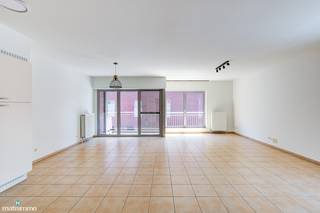 INSTAPKLAAR APPARTEMENT MET 2 SLAAPKAMERS EN PARKEERPLAATS AAN DE RAND VAN CENTRUM TONGEREN<br /><br />Dit instapklare appartement vinden we terug aan de Driekruisenstraat 1/5 te Tongeren en is gelegen op 5 minuten wandelen van het centrum. Dankzij deze centrale ligging zijn alle voorzieningen zoals winkels, eetgelegenheden en het openbaar vervoer op wandelafstand gelegen. De autostrade is op minder dan 5km gelegen waardoor omliggende steden vlot bereikbaar zijn.<br /><br />Het appartement is gelegen op de eerste verdieping en is bereikbaar via de lift of de trap.<br />De indeling is als volgt:<br />- Inkomhal.<br />- Ruime woonkamer met open keuken. De keuken is voorzien van een inbouwkoelkast, oven en een kookplaat met afzuigkap.<br />- Berging met aansluiting voor het wasmachine.<br />- 2 slaapkamers.<br />- Badkamer. De badkamer is voorzien van een dubbele lavabo en een bad-douche combinatie.<br />- Toilet.<br />- Overdekt terras.<br /><br />Het appartement is meteen beschikbaar.<br /><br />De gemeenschappelijke kosten bedragen €65/maand.<br />Het appartement is voorzien van verlichting, gordijnrails en een ondergrondse parkeerplaats.<br /><br /><span>Wilt u graag een bezichtiging inplannen voor dit instapklare appartement? Contacteer ons dan vrijblijvend via </span><span>info@matisimmo.be</span><span>.</span>