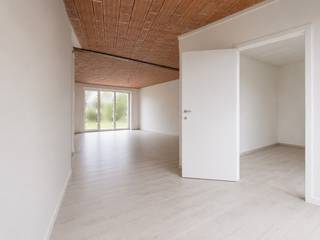 Pal in het centrum van Staden, vinden we deze casco woning. <br />De eigendom ligt op een oppervlakte van ong 200m² en is voorzien van tuin en garage. <br />Deze woning biedt mogelijkheid tot het creëren van een bel-etagewoning, en kan je afwerken naar je eigen smaak en voorzien van energiezuinige afwerking. <br />Extra troef : er is mogelijkheid tot het aankopen van de aanpalende handelswoning, wat zeer mooie kans is voor wie op zoek is naar een centraal gelegen pand voor het uitbaten van een horeca-zaak, een kantoorruime, een commerciële ruimte, .. <br />Tevens een zeer mooie aanbieding voor wie een woning zoekt, die je naar eigen smaak en goesting verder kan afwerken. <br />EPC 271 kWh/m²jaar, Label C <br />Deze prijs is een vanaf-prijs, ieder bod hoger dan deze vraagprijs wordt aan de eigenaar voorgelegd, die het recht heeft dit bod al dan niet te aanvaarden. <br />Contacteer ons gerust voor meer info of een vrijblijvend bezoek aan deze eigendom.