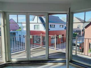 Appartement 94 m² van 2006 op 1<sup>ste</sup> verdieping in kleinschalige blok.<br /><br />Zeer rustig gelegen, met voldoende parkeergelegenheid, in het centrum van Oelegem op 50 meter van een warme bakker en op 250 m van Supermarkt Okay.<br /><br />Vanuit Oelegem zijn de E313 en E34 erg vlot bereikbaar.<br /><br />Indeling: - inkomhal<br /> - toilet<br /> - badkamer met douche<br /> - 2 slaapkamers waarvan 1 ingericht is als dressing<br /> - ruime lichtrijke leefruimte met rechtstreekse toegang tot terras<br /> - volledig geïnstalleerde halfopen keuken<br /><br />Het appartement beschikt bovendien over een ondergrondse privé-bergruimte, ideaal voor o.a. fietsen omwille van uitgang naar de straat.<br /><br /><strong>Troeven:</strong><br />- EPC A<br /> - Ligging<br />- Aangename leefruimte<br /><br />Huurprijs: € 895 + € 50 onkosten = € 945/md<br />Beschikbaar vanaf 01/11/2026<br /><br />Voor meer informatie of een afspraak, bel: 0473 33 33 02 of mail bart@wijns.be<br /><br />