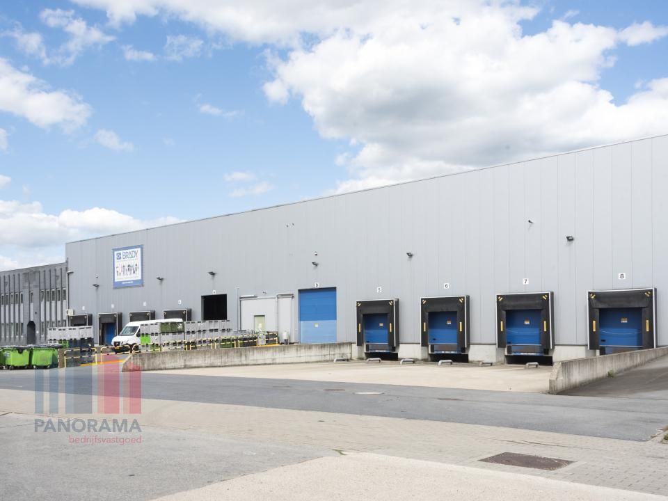 7.663 m² logistiek magazijn met 1.151 m² kantoren in Zele - foto 1