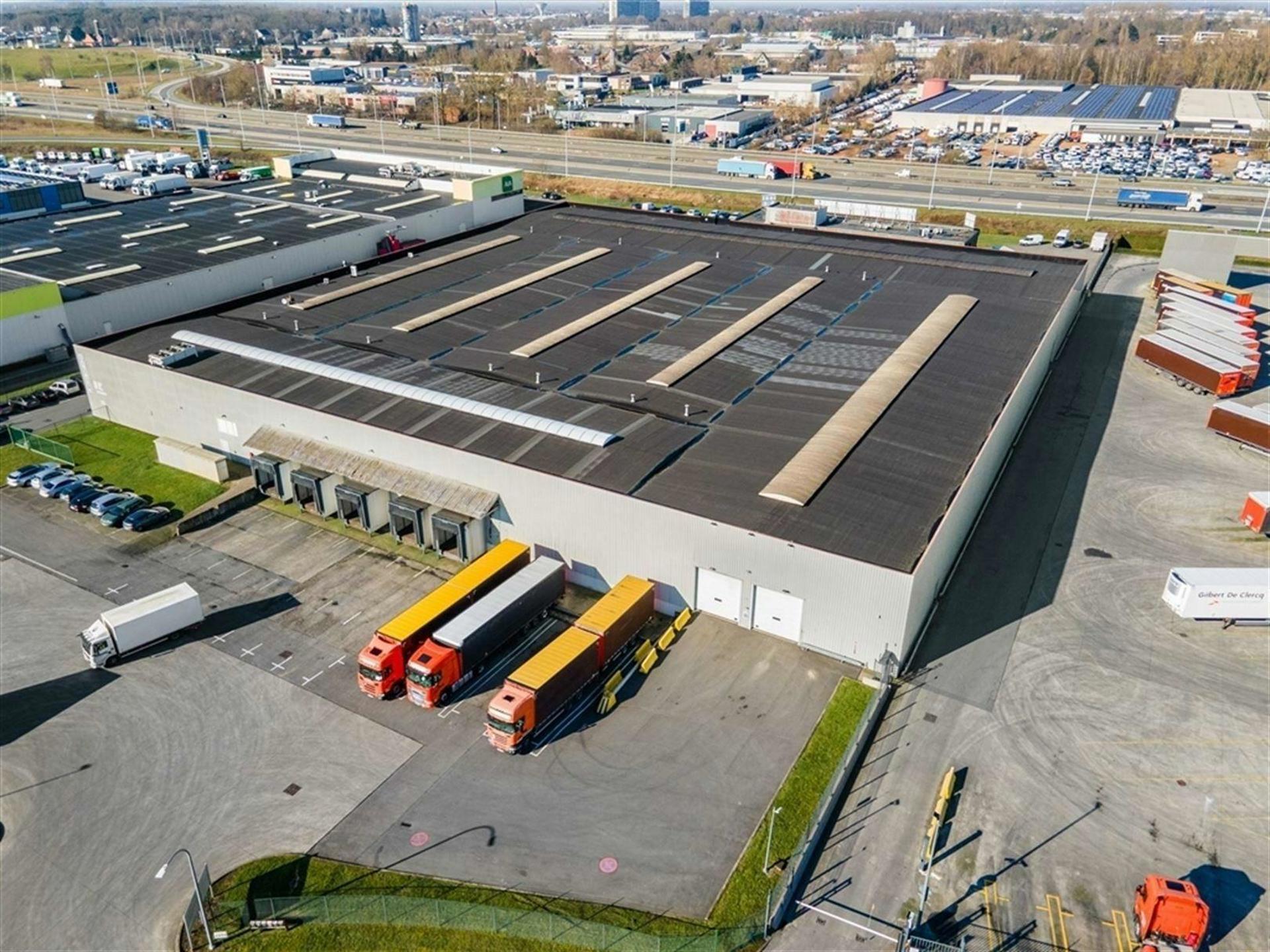 Logistiek magazijn langs E17 tot +/- 3.000m² met loskades - foto 1