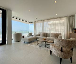Op zoek naar een luxueus en instapklaar appartement met panoramisch zeezicht in het hart van Blankenberge?Dan is dit stijlvolle, gemeubelde...
