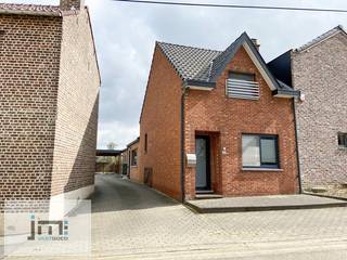 Deze halfopen woning is gelegen op een perceel van 8a 34ca te Kerniel, een deelgemeente van Borgloon.De indeling van de woning is als volgt:Op het...