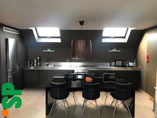 Ruime loft met zeer groot terras te huur op een uitstekende locatie in Wilrijk.Het appartement is gelegen op de tweede verdieping en heeft volgende:...