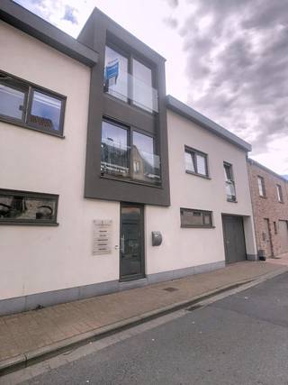 Ontdek dit recent en energiezuinig appartement op de 2de verdieping van Residentie Boeckx, ideaal gelegen op wandelafstand van winkels, openbaar vervoer en het Brigidapark. Comfort, licht en een uitstekende ligging komen hier perfect samen.<br /><br />Het appartement omvat een inkomhal met gastentoilet, gevolgd door een open, volledig uitgeruste keuken die naadloos overgaat in een lichtrijke leefruimte. Verder beschikt u over een ruime berging, een volledig ingerichte badkamer (ligbad, douche en dubbel lavabomeubel) en 2 slaapkamers.<br /><br />Extra troef: het gebouw is voorzien van een lift, wat het wooncomfort nog verhoogt.<br /><br />✔ Geschikt voor eigen bewoning<br />✔ Even interessant als investeringseigendom<br />✔ Energiezuinig : EPB 191,10 kWh/m²<br /><br />Interesse?<br />Mis deze kans niet en neem vandaag nog contact met ons op via 051/54 59 69 voor meer info of een bezoek 📞
