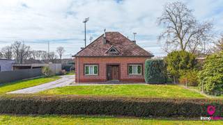 <p>Bij ImmoFusion 7/7 “open huis” : klik op onze 3D-TOUR.<br />Ervaar vastgoed alsof je er zelf doorloopt!</p>
<p><br />Ontdek deze charmante vrijstaande woning, gelegen in een bijzonder rustige omgeving in Heusden-Zolder, omringd door groen, bossen en uitgestrekte akkers. Met een perceelbreedte van maar liefst 24 meter en een totale oppervlakte van 11a 3ca geniet u hier van ruimte, privacy en tal van mogelijkheden.</p>
<p><br />Bij het betreden van de woning komt u terecht in de inkomhal, waar voldoende plaats is voor het opbergen van jassen en schoenen. Van hieruit bereikt u de leefruimte, een aangename en lichtrijke living met een gezellige mazoutkachel als centraal element. Vooral aan de achterzijde, ter hoogte van de kachel, geniet de ruimte van een mooie natuurlijke lichtinval, wat zorgt voor een warme en uitnodigende sfeer.</p>
<p><br />Aansluitend bevindt zich de keuken, uitgerust met een spoelbak, oven en gasvuur met deksel, evenals een dampkap. Ook hier is een mazoutkachel aanwezig, wat bijdraagt aan het gezellige karakter van de woning. De keuken biedt bovendien voldoende ruimte om een eettafel te plaatsen en geeft directe toegang tot de tuin, ideaal voor wie graag binnen en buiten met elkaar verbindt.</p>
<p><br />De woning beschikt over drie slaapkamers, waarvan één reeds voorzien is van verwarming. Verder is er een apart toilet aanwezig. Een vaste trap leidt naar de zolderverdieping, die dankzij de aanwezige lichtinval tal van mogelijkheden biedt, zoals het creëren van extra kamers of een hobbyruimte. Hoewel de zolder momenteel nog op te frissen/deels te renoveren is en tekenen van ouderdom vertoont, vormt dit een mooie kans om deze volledig naar eigen smaak in te richten.</p>
<p><br />Buiten vindt u een ruime, volledig omheinde tuin met voornamelijk gazon en achteraan enkele beplantingen. Dit maakt het een ideale plek voor gezinnen, tuinliefhebbers of wie gewoon wil genieten van rust en privacy. Daarnaast is er een inpandige, doch te renoveren garage aanwezig.</p>
<p><br />De woning is deels gerenoveerd, maar biedt nog verdere mogelijkheden tot modernisering, wat het een uitstekende opportuniteit maakt voor wie op zoek is naar een woning die men volledig naar eigen wensen kan afwerken.</p>
<p><br />Qua ramen beschikt de woning grotendeels over dubbele beglazing, met slechts twee ramen in enkele beglazing. De raamprofielen en deuren zijn uitgevoerd in hout. Het tentdak geeft de woning bovendien een karaktervolle toets.</p>
<p><br />Met een EPC-label F (825 kWh/m²) en verwarming op stookolie, is dit een woning met potentieel waar energetische optimalisatie een meerwaarde kan betekenen.</p>
<p><br />Gelegen in een bijzonder rustige buurt, maar toch met een vlotte verbinding naar omliggende gemeenten en voorzieningen, vormt deze woning de ideale combinatie van landelijk wonen en bereikbaarheid.</p>
<p><br />Pluspunten:</p>
- Rustige, groene ligging<br />- Ruim perceel van 11a 3ca met brede straatbreedte<br />- 3 volwaardige slaapkamers<br />- Grote tuin, volledig omheind<br />- Veel mogelijkheden tot renovatie en uitbreiding<br />- Authentieke elementen aanwezig<br />- Inpandige garage<br />
<p><br />Voor een bezichtiging ter plaatse of meer info, bel ons op 078/78.78.70, of kom gewoon binnen op ons kantoor, steeds welkom!</p>