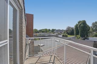In het centrum van Eernegem bevindt zich dit lichtrijk tweeslaapkamerappartement. Dankzij de centrale ligging zijn winkels, openbaar vervoer en andere voorzieningen op wandelafstand.<br />Bij het betreden van het appartement komt u binnen via de inkomhal, die toegang biedt tot de ruime living met grote raampartijen. Aansluitend bevindt zich de open keuken, praktisch ingericht en voorzien van een handige berging.<br />Het appartement beschikt over twee slaapkamers, waarvan één uitgerust is met ingemaakte kasten. Daarnaast is er een rustig terras waar u in alle privacy kunt ontspannen. Verder zijn ook een badkamer en een apart toilet aanwezig.<br />Extra troeven zijn de centrale verwarming op gas, hoogremendementsbeglazing met PVC schrijnwerk en de gunstige EPC-score van 159 kWh/m² jaar.<br />Dit appartement is ideaal voor wie op zoek is naar een comfortabele woonst met twee slaapkamers op een centrale locatie in Eernegem.