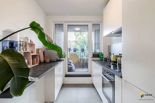<p><span>Appartement économe en énergie (53 m²) avec 1 chambre et terrasse (5 m²) à Berchem.</span></p><p><span> </span></p><p><span>Cet appartement est situé dans un quartier calme et agréable, à quelques pas de la gare de Berchem. Idéal pour les navetteurs grâce au large éventail de transports publics et de stations Velo dans la région. Vous pouvez également rejoindre l'autoroute en un rien de temps. Ici, vous vivez tranquillement, avec la ville à proximité.</span></p><p><span> </span></p><p><span>L'appartement se trouve au premier étage d'un petit immeuble avec 5 unités résidentielles, chacune avec des compteurs séparés pour le gaz, l'eau et l'électricité. Le bâtiment date de 2019 et avec un score EPC A (E28), l'appartement est proche de zéro énergie (BEN). Les coûts fixes ne sont que de €25/mois et il est actuellement loué à €825/mois.</span></p><p><span> </span></p><p><span>L'espace de vie avec kitchenette ouverte (28 m²) constitue le cœur de l'appartement et donne accès à la terrasse orientée au sud (5 m²). La chambre à coucher (11 m²) est située à l'arrière, au calme. En outre, il y a un débarras séparé (2 m²) et une salle de bains (4 m²) avec douche, toilettes et lavabo. Grâce au sol carrelé qui ne nécessite que peu d'entretien et qui traverse toutes les pièces, l'ensemble présente un aspect élégant et uniforme.</span></p><p><span> </span></p><p><span>Vous êtes à la recherche d'un appartement idéal pour débuter ou d'un investissement intéressant ? Ne manquez pas cette opportunité ! Surface habitable 53 m² ref : surface brute de plancher. Pour plus d'informations ou une estimation gratuite, visitez www.hansimmo.be</span></p><p><span> </span></p><p><span> </span></p>