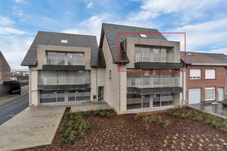 <p>Bent u op zoek naar een ruim en stijlvol appartement met een slimme indeling en een uitstekende ligging?<br />Ontdek deze prachtige duplex op de 2de verdieping in het rustige Desselgem, slechts enkele kilometers ten westen van Waregem-centrum en langs de charmante Leie.<br /><br />Met een royale oppervlakte van maar liefst 147 m² en een hoogwaardige afwerking biedt dit appartement alles wat u wenst:<br />Een ruime hal met een gastentoilet en een vaste trap naar de bovenverdieping.<br />Een badkamer met een inloopdouche, wc en dubbele wastafel.<br />3 slaapkamers, waaronder een masterbedroom op het verdiep met een dressing en een 2de eigen badkamer voorzien van een ligbad, wc en dubbele wastafel.<br />Een lichtrijke woonkamer met grote ramen en een open keuken, die uitgeeft op een zuidgericht terras – dé perfecte plek om te genieten van de zon.<br />Een handige aanpalende ruime berging voor extra opbergruimte.<br />Een privatieve kelderberging voor nog meer opslagmogelijkheden.<br />Minstens 1 grote garageboxen van 25 m², ideaal voor de wagens, fietsen en extra spullen.<br /><br />Daarnaast geniet u van een vlotte bereikbaarheid, met een ideale combinatie van groen, ruimte en nabijheid van het bruisende Waregem. Dit appartement is perfect voor wie op zoek is naar comfortabel wonen of een waardevolle investering.<br />(prijzen exclusief kosten) (1 tot 2 garageboxen verplicht bij te nemen, in totaal €25.000 excl kosten per garagebox)</p>