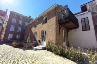 Dit appartement is uitstekend gelegen in het centrum van Tongeren, tussen de Kloosterstraat en het Museumplein en tussen kwalitatieve geklasseerde gebouwen. <br /><br />INDELING: inkomhal, prachtige woonkamer met open keuken (voorzien van koelkast met diepvries, oven, microgolf en vaatwasser) en mooi terras. Berging/wasplaats, apart toilet, badkamer met inloopdouche en lavabomeubel en 2 ruime slaapkamers.<br /><br />In de kelder een grote, private berging. <br /><br />Extra:<br />x BEN waarden rond 0: zwaar geïsoleerde appartementen met een ZEER laag verbruik<br />x 8 zonnepanelen van 410Wp dus 3.280Wp<br />x Verwarming met warmtepomp<br />x Hoogwaardige afwerking<br />x Hoge plafonds in hout<br />x Alle verlichtingsarmaturen zijn inclusief met hoogwaardige Berker schakelaars<br />x Lift in het gebouw voorzien<br /><br />De huurprijs bedraagt 895 euro per maand + 100 euro per maand energiepremie + 50 euro per maand gemeenschappelijke kosten.<br /><br />Contacteer ons kantoor voor info op het nummer 012 23 00 23 of via mail kimberly@immo-leroi.be