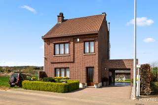** Kijkdag 27 april - reserveer uw bezoek via www.polares.eu **Deze vrijstaande woning met 3 slaapkamers en overvloedige bergruimte is gelegen in het...