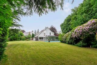 WILRIJK - Oosterveld: Ruime villa (ca 352m²) met 4 slaapkamers, 3 badkamers, zwembad en zuidgerichte tuin. EPC-label C. Deze ruime villa met zwembad...