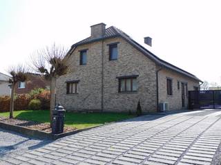 Stap binnen in deze stijlvolle villa, gebouwd in 2001, gelegen op een zuidgericht perceel van maar liefst 15a 30ca. Deze eigendom combineert...