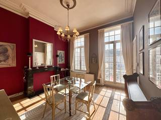 Vlakbij het nieuwe justitiepaleis, in het bruisende stadscentrum, bevindt zich dit volledig gemeubeld duplex-appartement. Het appartement is ondergebracht in een herenhuis en strekt zich uit over twee verdiepingen.<br /><br />Op het eerste niveau geniet u van een lichtrijke leefruimte met eetplaats en gezellig salon. De volledig vernieuwde, moderne keuken is uitgerust met alle hedendaagse toestellen en biedt optimaal comfort. Aansluitend aan de leefruimte bevindt zich zonder twijfel dé absolute troef van dit appartement: een magnifiek, ruim terras.<br /><br />Op de bovenverdieping vindt u twee ruime slaapkamers en een badkamer met douche en toilet. Alle comfort is aanwezig, inclusief wasmachine en droogkast.<br /><br />Huurprijs: €1.200,00/ maand (geen algemene kosten)<br />Nutsvoorzieningen: individueel (gas, elektriciteit, internet en tv)<br />Beschikbaar: onmiddellijk<br /><br />Voor meer informatie of een bezoek ter plaatse, kan u ons contacteren via 03 203 02 02 of immo@sidimex.be