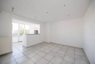 Locatie:
Dit appartement bevindt zich op de tweede verdieping van een kleinschalig gebouw in de gunstig gelegen Steynstraat in Hoboken. De ligging biedt een aangename woonomgeving met een vlotte bereikbaarheid en praktische voorzieningen in de buurt.
Indeling:
Het appartement beschikt over een leefruimte, keuken, één slaapkamer en een tussenkamer die naar wens kan worden ingericht als extra slaapkamer, bureau of dressing.
Troeven:
✔️ Gunstig EPC attest.
✔️Eén slaapkamer plus veelzijdige tussenkamer.
✔️Centrale ligging
Technische gegevens:
Verwarming via centrale gasketel. Individuele water, elektriciteit en gasmeters aanwezig. EPC gunstig.
ventilatie type D
Extra:
Stedenbouwkundige inlichtingen in aanvraag
Benieuwd naar de waarde van je woning? Vraag een gratis schatting aan via jeff@bauwensvastgoed.be