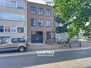 Interessant appartement, die tevens zeer geschikt is als opbrengsteigendom op wandelafstand van de Zee, het openbaar vervoer en vlakbij een parkje!<br /><br /><strong>INDELING:<br /><u><em>Eerste verdieping:</em></u></strong><br />Inkomhal met vestiaire - RUIME living met ingerichte vernieuwde open keuken (o.a. met fornuis, dampkap, microgolfoven, koelkast én diepvries) - afzonderlijk gastentoilet - badkamer (O.a. met recent lavabomeubel, ligbad met geïntegreerde douche en voorzieningen voor wasmachine) - 2 RUIME slaapkamers - berging!<br /><br /><u><strong>Opmerkingen:</strong></u><br />- Recente hoogrendementsketel op aardgas.<br />- DUBBELE beglazing.<br />- Mogelijkheid tot overname meubilair!<br />- Elektriciteit volledig GOEDgekeurd!<br />- Epc = 227 kWh/m2 (Opgemaakt VOOR plaatsing nieuwe CV).<br />- GEEN SYNDICUS = Weinig gemeenschappelijke kosten!<br />- Parkeergelegenheid in de buurt.<br /><br />Het appartement wordt momenteel verhuurd als vakantie-appartement (GOEIE bezetting), waardoor u een mooi RENDEMENT kan verkrijgen! Uiteraard ook zeer geschikt als hoofdverblijf! Goed gelegen: Op wandelafstand van de zee, winkels, scholen, openbaar vervoer, sportaccommodatie... Aarzel zeker niet om ons te contacteren voor verdere info en/of een bezoek ter plaatse: 050/70.01.02 - info@centro.be.