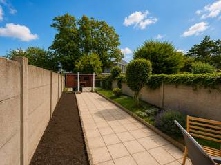 Deze compleet te renoveren woning is ideaal gelegen aan de sportvelden van Knokke, vlakbij de Carrefour, het station en de Lippenslaan. De woning is gelegen op een perceel van 231 m² waardoor het achteraan geniet van een mooie tuin die uitkomt op het Burg. Graaf Leopold Lippens Park (Sportcomplex). Een prachtige ligging in een mooie brede straat en op wandelafstand van alle voorzieningen.<br /><br />De woning dient compleet gerenoveerd te worden of nieuw te bouwen. Vooraan beschikt het huis over een privatieve voortuin (ideaal voor fietsen of voertuig) en achteraan van een tuin met een groot potentieel en privacy. <br /><br />Grondoppervlakte 231 m². Op heden ingedeeld als volgt: inkomhal, een woonkamer met een zit-en eetplaats, een aparte keuken en bergruimtes. Op de verdieping zijn er momenteel twee slaapkamers. Achteraan de tuin die aansluit op het park rond de sportvelden. <br /><br />Bezoeken? Graag na afspraak met Willem Cauwels Tel 050.89.27.70