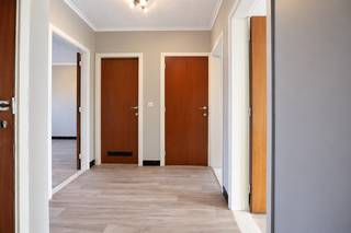 <p>Dit centraal gelegen gebouw in Beveren omvat drie appartementen van elk ca. 80 m². Elk appartement beschikt over een inkomhal, een lichtrijke woonkamer, 2 volwaardige slaapkamers, een keuken en een badkamer.<br /><br />De appartementen zijn momenteel aan een opfrissing toe, maar bieden daardoor heel wat mogelijkheden voor wie op zoek is naar een vastgoedproject met potentieel. Mits de nodige renovatie en modernisering kunnen de units opnieuw aantrekkelijk worden ingericht en afgestemd op de hedendaagse woonbehoeften.<br /><br />Dit maakt het geheel bijzonder interessant voor investeerders die een meerwaarde willen creëren, maar ook voor wie zich richt op de residentiële verhuurmarkt en meerdere verhuureenheden op één locatie wil verwerven.<br /><br />Dankzij de centrale ligging in Beveren, de mooie oppervlaktes en de praktische indeling met telkens 2 slaapkamers, vormen deze appartementen een interessante basis voor een renovatie- en investeringsproject.<br /><br />Wij leiden je graag persoonlijk rond!</p>