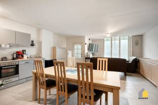 OMSCHRIJVING:- GELIJKVLOERS: Inkomhal, leefruimte (47 m²) met open keuken, trap naar de verdieping, grenzend aan de keuken de badkamer (3,00 x 2,80...