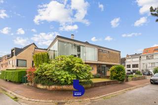 Ben je op zoek naar een ruim appartement dat je volledig naar eigen smaak kunt inrichten? Dan is dit lichtrijke hoekappartement van 80 m², gelegen in de rustige Dahlialaan in Oostende, zeker een bezoek waard.<br /><br />Dankzij de hoekligging en de grote raampartijen baadt het appartement de hele dag in het natuurlijke licht. De praktische indeling en de ruime leefruimte vormen een uitstekende basis om een eigentijdse en gezellige thuis te creëren. Bovendien zorgt het authentieke parket voor een warme, karaktervolle uitstraling die perfect kan worden geïntegreerd in een modern interieur.<br /><br />Hoewel het appartement wat opfrissing en renovatie kan gebruiken, biedt dit net de ideale kans om het volledig af te stemmen op jouw persoonlijke woonstijl. Als extra troef geniet je van een privatieve tuin, een zeldzaam pluspunt dat zorgt voor extra buitenruimte en wooncomfort.<br /><br />Met zijn ruime indeling, overvloedige lichtinval, authentieke charme, privatieve tuin en gunstige ligging is dit appartement een uitstekende keuze voor zowel eigen bewoning als een interessante investering.