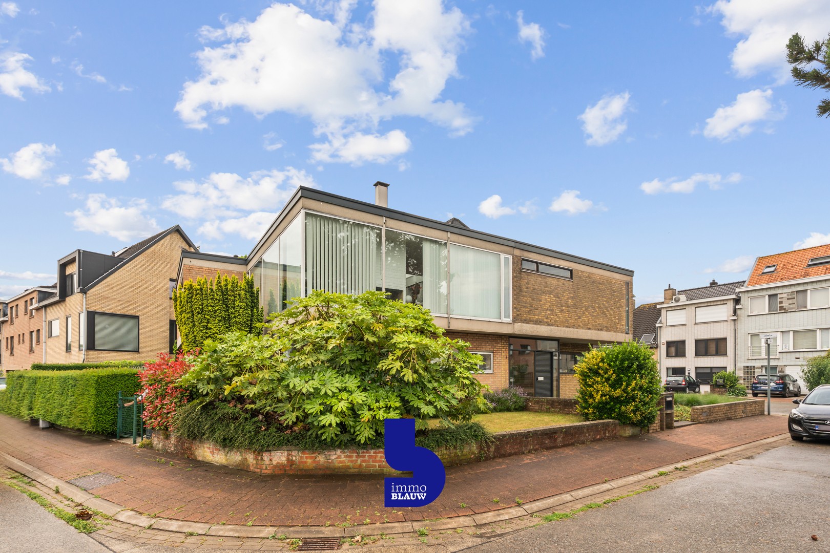 Lichtrijk gelijkvloersappartement met veel potentieel - foto 1