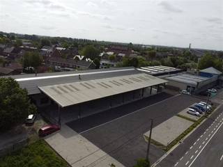 Op een vlot bereikbare locatie langs de Brugsesteenweg 360 in Kuurne bieden wij deze praktische KMO-unit van ca. 245 m² + bijhorende parkings te...