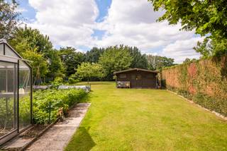 We treffen deze woning op een grond van maar liefst 1018m². Zeer centraal gelegen tussen de 2 dorpcentrums van Hove en Boechout. Doch gelegen in een rustige straat. Vlakbij supermarkten, speciaalzaken, winkels, vrije beroepen, kwaliatieve scholen en openbaar vervoer. Nabij belangrijke invalswegen. Het natuurpark Frijthout grenst aan de achtertuinen van deze straat.<br /><br />Op het gelijkvloers vinden we de inkomhal die toegang geeft tot een garage met automatische poort waar er naast een wasruimte ook 3 auto’s geparkeerd kunnen worden. Op de oprit kunt u makkelijk parkeren. Via de trap komt u in de woonkamer aansluitend heeft u een aanbouw met vloerverwarming met lichtkoepel. De keuken is voorzien van alle hedendaagse comfort en voldoende kast-en provisieruimte Verder is er ook een gastentoilet aanwezig. Vanuit het terras op de 1V heeft u een zicht op de prachtige tuin met zwemvijver, serre en tuinhuis. De tuin is mooi aangelegd en goed onderhouden. Op de tweede verdieping vinden we drie slaapkamers en een badkamer. Deze woning beschikt over een handige kruipruimte en bergzolder.<br /><br />Bijzonderheden: de woning is doorheen de jaren vernieuwd, zwemvijver 2024, Screens op 1v 2023, airco in de slaapkamers 2024, vloerverwarming, plat dak 2021, ramen 2008, keuken, terras 2018,... en bovendien zonnepanelen met groenstroomcertificaten.<br /><br />EPC:96 KwH/m²/jaar.