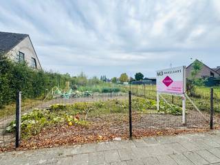 Ben je op zoek naar de ideale plek om je droomwoning te bouwen? Zoek niet verder! Wij bieden een unieke bouwgrond aan in het charmante Mariekerke, gelegen in een rustige straat met een sfeervolle omgeving. Deze bouwgrond heeft alles wat je nodig hebt om jouw droomproject te realiseren.<br /><br />Met een indrukwekkende straatbreedte van 15 meter en een ruime lengte van 67 meter, biedt dit perceel voldoende ruimte voor een ruime eengezinswoning met een prachtige tuin. De zuid-oost oriëntatie zorgt ervoor dat je de hele dag kunt genieten van natuurlijk licht, waardoor jouw toekomstige woning een warme en uitnodigende sfeer zal hebben.<br /><br />Wat dit perceel nog aantrekkelijker maakt, is de mogelijkheid om tot 17 meter diep te bouwen, waardoor je niet alleen een comfortabel huis kunt creëren, maar ook nog voldoende ruimte overhoudt voor een groene oase in je eigen achtertuin. Bovendien is er al een geboorde put aanwezig, wat een waardevolle toevoeging is voor wie waarde hecht aan duurzaamheid en zelfvoorziening.<br /><br />Of je nu droomt van een gezellige eengezinswoning voor jouw familie of ruimte nodig hebt voor een vrij beroep, deze bouwgrond biedt eindeloze mogelijkheden. Onze ervaren makelaars staan klaar om je te begeleiden bij elke stap van het proces en om al jouw vragen te beantwoorden.<br /><br />Grijp deze unieke kans en maak van Mariekerke jouw thuis! Neem vandaag nog contact op met onze makelaars om meer te weten te komen over dit bijzondere aanbod.<br />