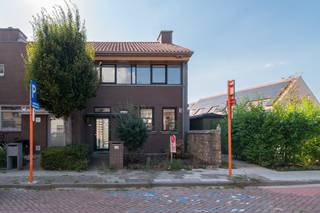 Deze instapklare woning te koop is gelegen langs de Stenedorpstraat te Oostende - Stene. <br />U bevindt zich hier in het rustige en gezellige Stene, maar bevindt zich op een boogscheut van scholen, winkels, openbaar vervoer en belangrijke uitvalswegen naar het centrum van Oostende.<br /><br />Indeling:<br />* Gelijkvloers: <br />- inkomhall met gastentoilet voorzien van een handwaslavabo<br />- lichtrijke leefruimte met een prachtige glaspartij met zicht op de tuin<br />- open keuken uitgerust met een dubbele spoeltafel, keramische kookplaat, vaatwas, oven en microgolf<br />- berging<br />- zonnig terras voorzien van een zonneluifel<br />- prachtige tuin voorzien van een tuinhuis en waar u de ganse dag geniet van de zon <br /><br />* Eerste verdieping: <br />- nachthall<br />- badkamer voorzien van een dubbel lavabomeubel met spiegelkast, ligbad, douche, toilet en aansluiting wasmachine<br />- slaapkamer 1 (14m²) <br />- slaapkamer 2 (10m²)<br />- slaapkamer 3 (10m²)<br /><br />* Zolderruimte (te betreden via uitschuifbare trap)<br /><br />Een prachtige woning met enorm veel potentieel en de perfecte basis voor uw nieuwe thuis. Plan vandaag nog uw bezoek in en laat u verrassen door de ruimte en het licht!<br /><br />Bestuursmaatregelen in het maatregelenregister: nee