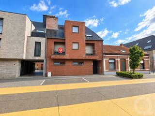 <strong>Uitstekend gelegen energiezuinig ruim appartement met 2 slaapkamers én 3 terrassen in het centrum van Tessenderlo (Tessenderlo-Ham). </strong><br /><br /><span><strong>Indeling</strong></span><br />+ Inkomhal met inbouwkasten <br />+ Ruime leefruimte<br />+ Volledig geïnstalleerde open keuken (vaatwasser, zelfreinigende oven, frigo, kookvuur,...) <br />+ Apart gastentoilet<br />+ Berging/wasplaats met aansluiting WM/DK<br />+ Nachthal <br />+ 2 slaapkamers met ingebouwde kasten, waarvan 1 met dressing<br />+ Badkamer voorzien van alle comfort (ligbad, douche en lavabomeubel)<br /><br /><span><strong>Energie & technieken</strong></span><br />+ C.V. op aardgas <br />+ EPC: 112 kWh/m²/jaar - Label B met UC: 3964457<br />+ Alle ramen zijn voorzien van elektrische rolluiken en vliegenramen<br /><br /><span><strong>Extra troeven</strong></span><br />+ Zonneterras achteraan aanwezig <br />+ Elke slaapkamer heeft een aangenaam terras aan de voorzijde<br />+ Autostaanplaats en kelderberging zijn inbegrepen in de huurprijs<br /><br /><em><strong>Het appartement geniet van een uitstekende ligging nabij het centrum van Tessenderlo-Ham, met winkels, scholen en openbaar vervoer in de nabije omgeving. Bovendien zorgt de vlotte verbinding naar de E313 voor een ideale bereikbaarheid richting Antwerpen en Hasselt.</strong></em>