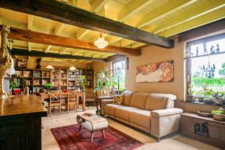 Op een fantastische locatie te Duffel bevindt zich deze karaktervolle woning met mogelijkheid tot 5 slaapkamers op een perceel van 2189m². U geniet hier van een uitstekende ligging in een groene omgeving, met een schitterende bereikbaarheid.<br /><br />We betreden de woning via de inkomhal waarlangs we de gelijkvloerse slaapkamer en de leefruimte bereiken. De authentieke leefruimte kan worden ingericht met een gezellige zithoek en aparte eetplaats. Aangrenzend bevindt zich de keuken dewelke is voorzien van de voornaamste toestellen. Via de keuken heeft u daarnaast ook toegang tot de veranda en het goed georiënteerde terras en de ruime tuin. De kelder, dewelke ook toegankelijk is via de keuken biedt overigens extra stockageruimte. Verder vinden we op de gelijkvloerse verdieping de badkamer terug met dubbele lavabo, douche en toilet. Via de nachthal op de eerste verdieping bereiken we 4 ruime slaapkamers. Tot slot beschikt deze woning nog over een ruime garage. In de ruime tuin met twee bijgebouwen en terras kan u steeds in alle rust en privacy genieten van het mooie weer.<br /><br />Dit is een fantastische opportuniteit als u op zoek bent naar een charmante woning met mogelijkheid tot 5 slaapkamers op een schitterende groene locatie te Duffel. Contacteer ons op het nummer 0479 13 63 69 voor meer informatie of via info@boonstravastgoed.be<br /><br />Bijzonderheden:<br />- Perceel van 2189m²<br />- Uitstekende, groene ligging<br />- Mogelijkheid tot 5 slaapkamers