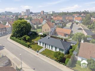 <p>[[ KIJKDAG OP ZATERDAG 3/10 OP AFSPRAAK. Boek vandaag nog uw bezoek ! ]]<br /><br /><br />In een rustige, residentiële buurt vlakbij het centrum en de Mandellaan, met een bakker, slager en apotheker op wandelafstand, ligt deze vrijstaande woning uit 1977. Volledig gelijkvloers, perfect onderhouden en dus helemaal toekomstbestendig: comfortabel wonen op één niveau, vandaag én later.</p>

<p>Door de jaren heen werd de woning consequent gerenoveerd en mee geëvolueerd met de modernste technieken. Zo werd het dak volledig vernieuwd en zonnepanelen (10x) met thuisbatterij zorgen voor een uitstekende energiebalans.<br /> </p>

<p>De inkomhal geeft toegang tot een ruime living met veel aangename lichtinval, een aansluitende eetkamer en een functionele keuken. Een apart bureel leent zich perfect voor thuiswerk of hobby, en verder vindt u drie volwaardige slaapkamers, een badkamer en een dressing. Aan bergruimte geen gebrek: een aparte wasberging én technische berging, een ruime zolder, een tuinhuis en een extern toegankelijke dubbele garage.<br /> </p>

<p>De droomtuin van 700 m² is een echte oase van rust. Meerdere zithoeken en twee terrassen laten u toe de hele dag de zon of net de schaduw op te zoeken.<br /> </p>

<p><strong>Bijzonder aan dit project</strong>: het perceel kan worden opgesplitst. Zo'n 500 m² (exacte afbakening door een landmeter) kan afgesplitst worden als bouwgrond, terwijl de woning een aangename en onderhoudsvriendelijke buitenruimte rondom behoudt. Ideaal als investering, kangoeroe- of zorgwoning, ruimte voor handel of vrij beroep — of een combinatie van dit alles.<br /> </p>

<p>Kortom: een instapklare gelijkvloerse woning, een tuin om van te dromen en een uitgesproken meerwaarde in het perceel zelf.</p>