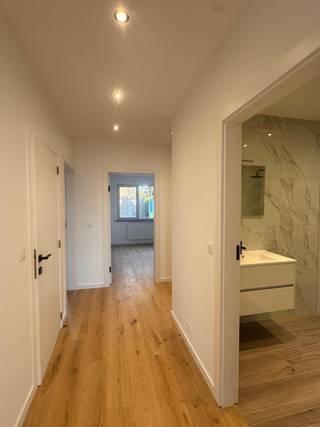 Dit zeer lichtrijk volledig gerenoveerd appartement is gelegen in Koningshof, nabij het centrum van Schoten, winkels, openbaar vervoer,...