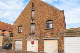 Dit oud pand met 11m façadebreedte biedt mogelijkheden tot de bouw van uw nieuwe eigendom. ...